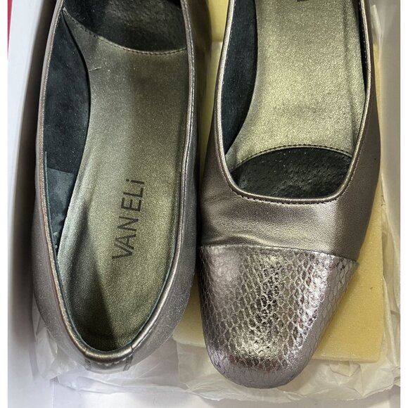 Vaneli Women's Metallic Leather Flats Size 8M Comes with Box - Picture 3 of 8